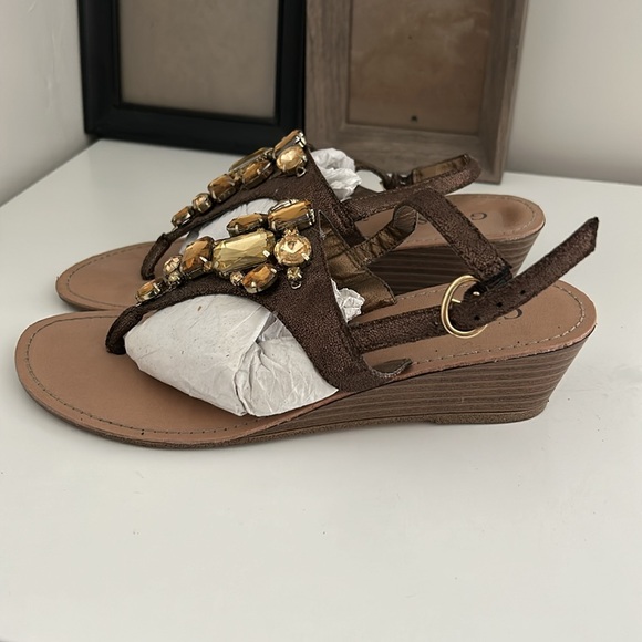 Guess brand sandals - Picture 3 of 6